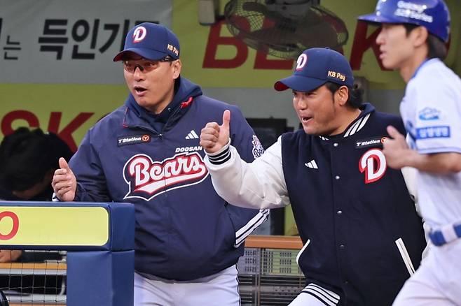 두산 베어스 이승엽(왼쪽) 전 감독과 박석민 전 코치. /사진=두산 베어스 제공