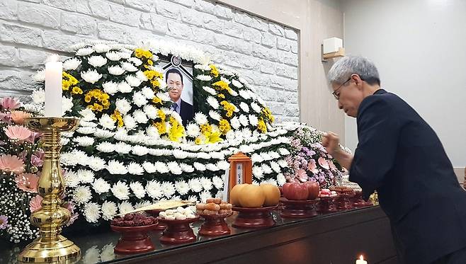 권영국 민주노동당 대선후보가 충남 태안화력발전소에서 작업 중 숨진 하청 근로자 고 김충현 노동자 빈소를 3일 찾아 조문하고 있다. 권 후보는 방명록에 ‘더 이상 일어나지 않기를 바랬던 사고가 재발되어 많이 아픕니다. 고인의 명복을 빌며 진상 규명 최선을 다하겠습니다’라고 적었다. 연합뉴스