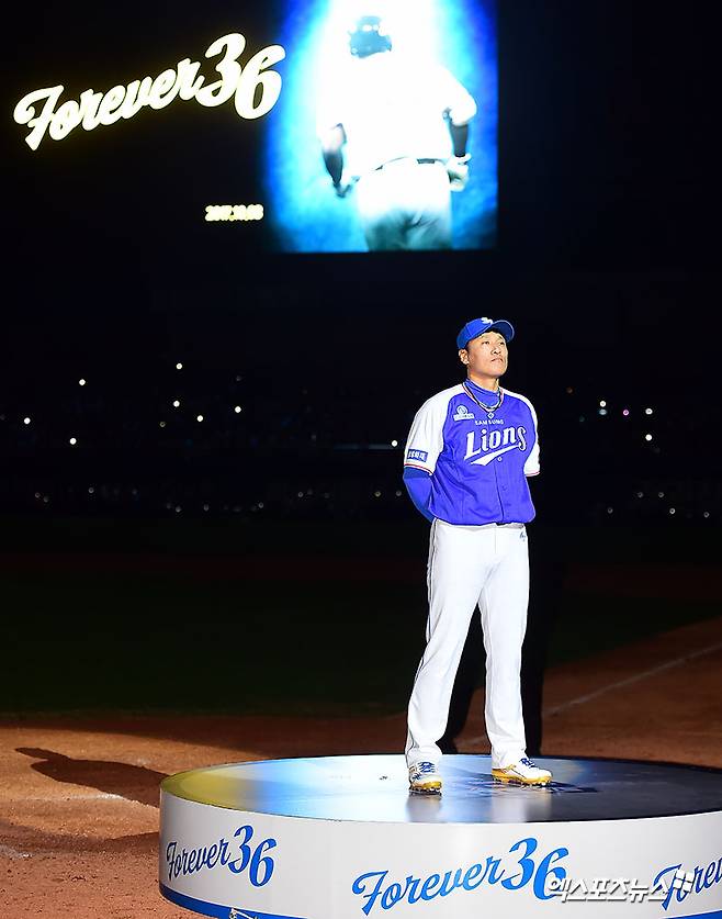 3일 오후 대구삼성라이온즈파크에서 열린 '2017 타이어뱅크 KBO리그' 넥센 히어로즈와 삼성 라이온즈의 경기, 경기종료 후 이승엽의 은퇴식 및 영구결번식이 열렸다.  은퇴식에 참석한 이승엽이 관중석을 바라보고 있다. 엑스포츠뉴스 DB