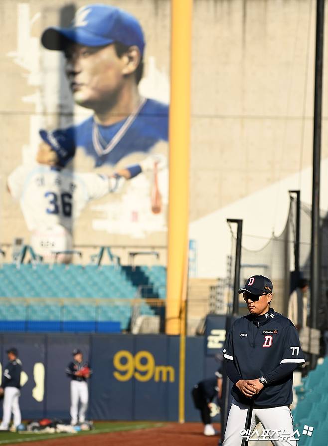 26일 오후 대구삼성라이온즈파크에서 열리는 ’2023 신한은행 SOL KBO리그’ 두산 베어스와 삼성 라이온즈의 경기, 두산 이승엽 감독이 선수들의 훈련을 지켜보고 있다. 엑스포츠뉴스 DB