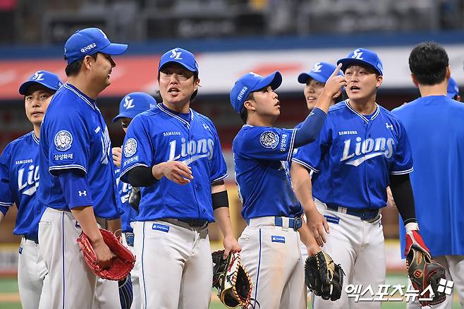 21일 오후 서울 구로구 고척스카이돔에서 열린 '2025 신한 SOL Bank KBO리그' 삼성 라이온즈와 키움 히어로즈의 경기, 삼성이 키움을 상대로 6:1 승리를 거뒀다.  이날 경기를 승리로 마친 삼성 선수들이 기뻐하고 있다. 엑스포츠뉴스 DB