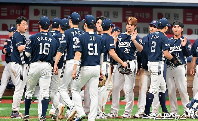 두산 베어스 선수들이 정규시즌 키움 히어로즈전에서 승리한 뒤 하이파이브하고 있다. 엑스포츠뉴스 DB