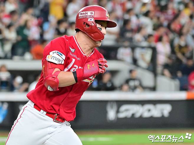 17일 오후 대전 한화생명 볼파크에서 열린 '2025 신한 SOL Bank KBO리그' SSG 랜더스와 한화 이글스의 더블헤더 2차전 경기, 5회초 무사 1루 SSG 최지훈이 좌중간 안타를 날리고 있다. 엑스포츠뉴스 DB