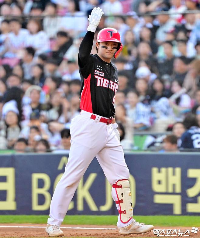 3일 오후 서울 송파구 잠실야구장에서 열린 '2025 신한 SOL Bank KBO리그' KIA 타이거즈와 두산 베어스의 경기, 4회초 2사 1,2루 KIA 윤도현이 1타점 적시타를 날린 후 기뻐하고 있다. 잠실, 김한준 기자