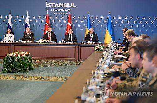2차 협상 나선 러-우크라 (이스탄불 EPA=연합뉴스) 2일(현지시간) 튀르키예 이스탄불에서 러시아와 우크라이나의 2차 고위급 회담이 열렸다. 2025.06.02.