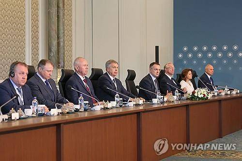2차 협상장의 러시아 대표단 (이스탄불 AFP=연합뉴스) 2일(현지시간) 튀르키예 이스탄불에서 러시아와 우크라이나의 2차 고위급 회담이 열렸다. 2025.06.02.