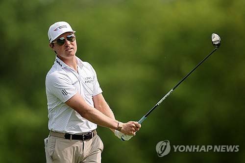 볼의 방향을 쫓는 벤 그리핀. [AFP/게티이미지=연합뉴스]