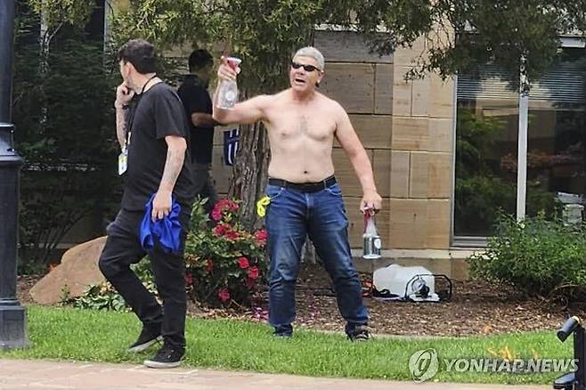 미 콜로라도 '화염병 투척' 용의자의 범행 당시 모습 [Lisa Turnquist/AP=연합뉴스. 재판매 및 DB 금지]