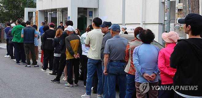 대선 투표 열기 (인천=연합뉴스) 임순석 기자 = 제21대 대통령선거일인 3일 새벽 인천 남동구 석천경로당에 마련된 간석4동 제2투표소에서 유권자들이 줄을 서 투표를 기다리고 있다. 2025.6.3 soonseok02@yna.co.kr