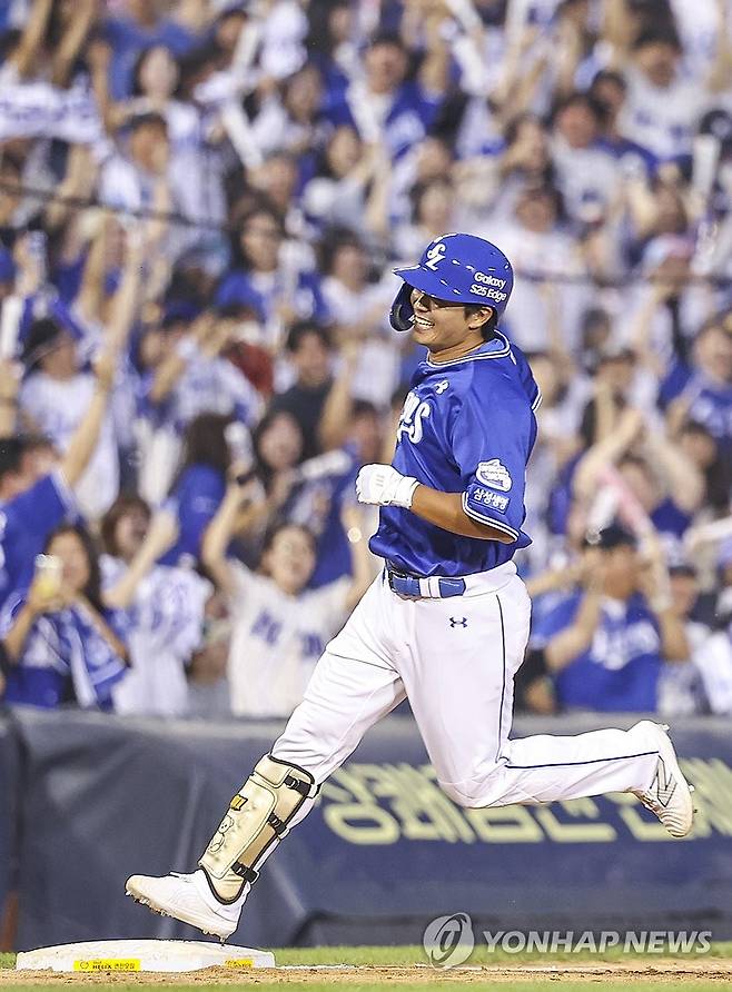 삼성 김태훈 역전 2점 홈런에 환호 (서울=연합뉴스) 황광모 기자 = 1일 서울 송파구 잠실야구장에서 열린 프로야구 2025 신한 SOL 뱅크 KBO리그 삼성라이온즈와 LG 트윈스의 경기.
    삼성의 8회초 2사 주자 1루에서 대타로 출전한 김태훈이 역전 2점 홈런을 친 뒤 환호하고 있다. 2025.6.1 hkmpooh@yna.co.kr