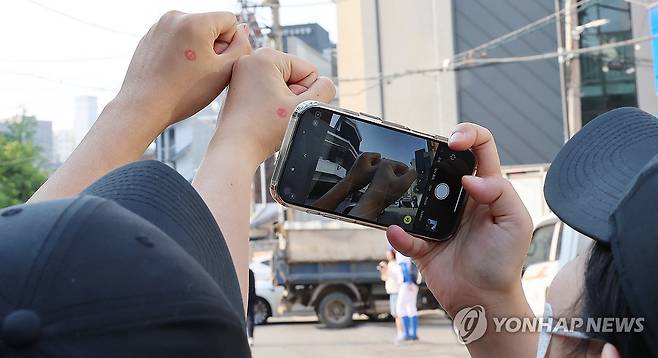 부부 인증샷  '찰칵' (인천=연합뉴스) 임순석 기자 = 제21대 대통령 선거일인 3일  인천 남동구 석천경로당에 마련된 간석4동 제2투표소에서 투표를 마친 한 부부가 인증샷을 촬영하고 있다. 2025.6.3 soonseok02@yna.co.kr