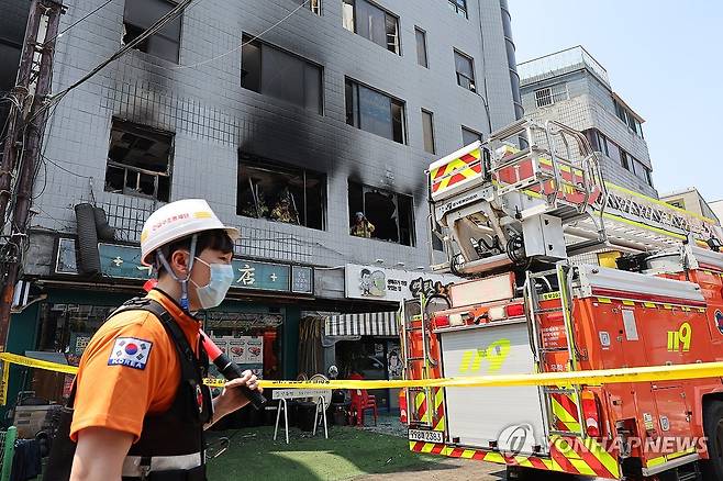 서울 신당동 봉제공장 건물 화재 (서울=연합뉴스) 임화영 기자 = 3일 원인불명의 화재가 발생한 서울 중구 신당동의 한 봉제공장이 위치한 건물이 불에 그을려있다. 2025.6.3 hwayoung7@yna.co.kr