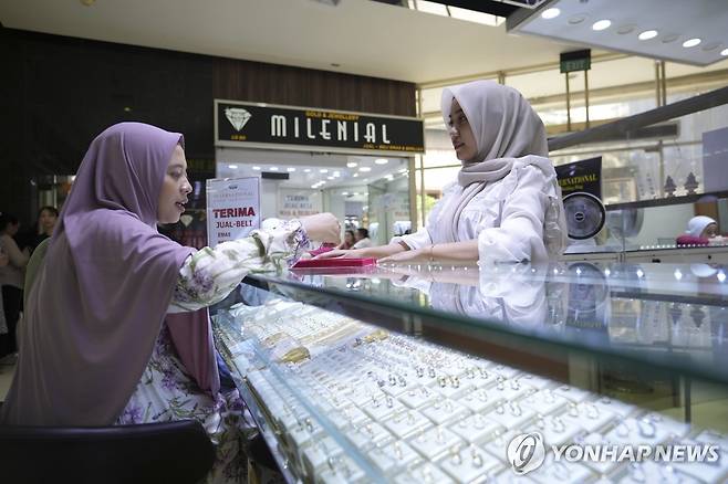 인도네시아 쇼핑몰 인도네시아 자카르타의 한 보석점에서 한 여성이 상품을 살펴보고 있다. 
[AP 연합뉴스 자료사진. 재판매 및 DB 금지]