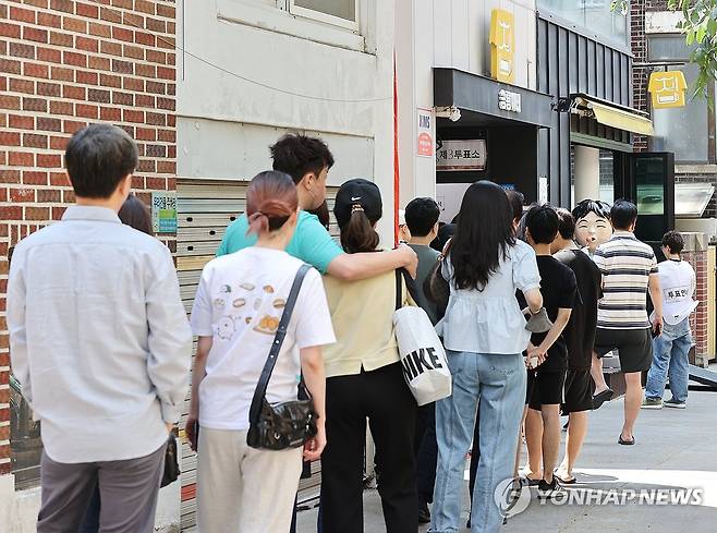 '오늘만 투표소로 변신' (서울=연합뉴스) 이재희 기자 = 제21대 대통령선거 투표일인 3일 서울 강동구 만화카페 승룡이네에 마련된 투표소에서 시민들이 투표하기 위해 줄을 서서 기다리고 있다. 2025.6.3 scape@yna.co.kr