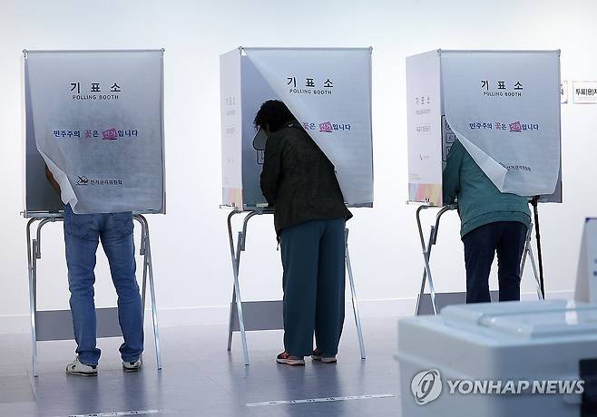 미래를 위해 (부산=연합뉴스) 손형주 기자 = 제21대 대통령 선거일인 3일 부산진구청에 마련된 부암 1동 제4투표소에서 유권자들이 소중한 한표를 행사하고 있다. 2025.6.3 handbrother@yna.co.kr