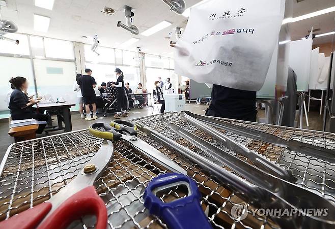 고깃집에서 투표하는 유권자들 (광명=연합뉴스) 홍기원 기자 = 제21대 대통령선거 투표일인 3일 경기도 광명시 한 음식점에 마련된 소하2동 제4투표소에서 유권자들이 투표하고 있다. 2025.6.3 xanadu@yna.co.kr