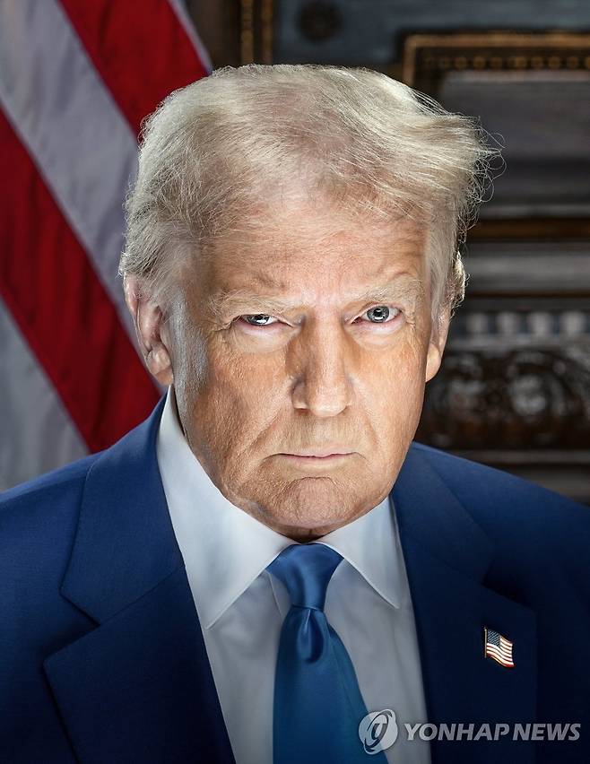 도널드 트럼프 대통령의 첫 공식사진 [EPA 연합뉴스 자료사진/TRUMP VANCE TRANSITION TEAM HANDOUT]