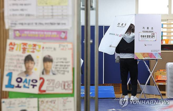 제21대 대통령은 누구 (대구=연합뉴스) 윤관식 기자 = 제21대 대통령 선거일인 3일 대구 중구 동덕초등학교 1층 드라마실에 마련된 삼덕동 제2투표소에서 유권자들이 소중한 한표를 행사하고 있다. 2025.6.3 psik@yna.co.kr