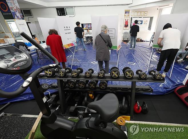 레슬링장에 마련된 투표소 (부산=연합뉴스) 손형주 기자 = 21대 대통령 선거일인 3일 부산 수영구 남천동 레슬링 넘버원 멀티짐에 마련된 남천 제2동 제3투표소에 유권자들이 투표를 하고 있다. 이곳은 과거 검도장일 때부터 투표소로 활용됐다. 레슬링장 관계자는 "구청 직원들이 '위치가 바뀌면 어르신들이 헷갈리실 수 있다'고 하더라"며 "(영업에 지장이 있지만) 이번 대선이 보통 대선이 아니다 보니 국민 된 도리로 참여를 안 할 수 없었다"고 했다"고 말했다. 2025.6.3 handbrother@yna.co.kr
