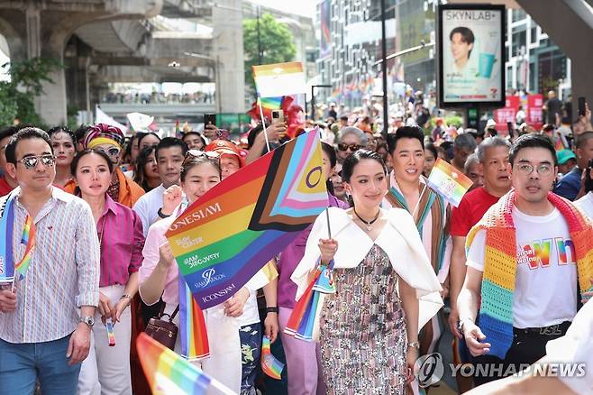 성소수자 행진 동참한 패통탄 태국 총리 지난 1일(현지시간) 태국 방콕에서 열린 성소수자 행진 '프라이드 퍼레이드'에서 패통탄 친나왓 태국 총리가 무지개 깃발을 들고 행진하고 있다. 2025.06.03
[로이터 연합뉴스 자료사진. 재판매 및 DB 금지]