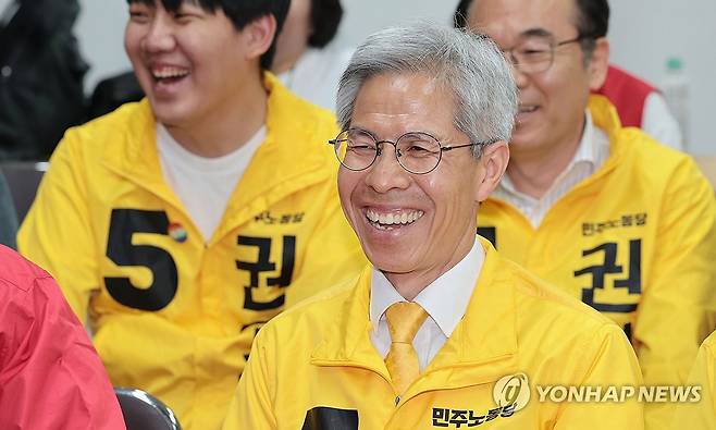 환하게 웃는 권영국 후보 (서울=연합뉴스) 김인철 기자 = 민주노동당 권영국 대선 후보가 3일 서울 구로구 선거캠프에서 제21대 대통령선거 출구조사 결과를 지켜보고 있다. 2025.6.3 yatoya@yna.co.kr