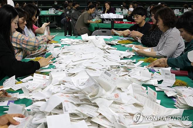 분주한 개표 현장 (울산=연합뉴스) 장지현 기자 = 제21대 대통령선거일인 3일 오후 울산 남구 문수체육관에 마련된 남구 개표소에서 선관위 관계자들이 분주하게 개표 작업을 하고 있다. 2025.6.3 jjang23@yna.co.kr