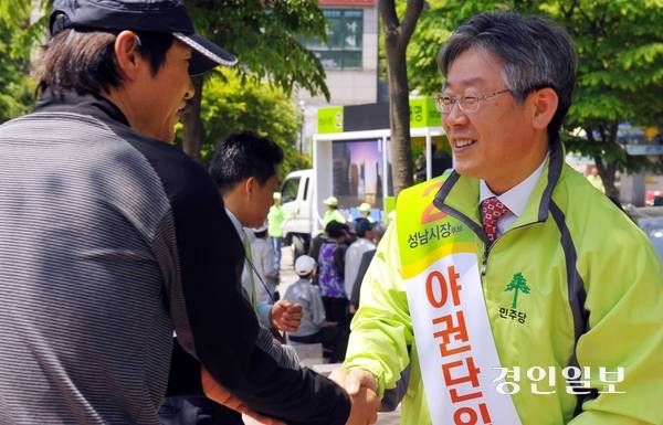 이재명 당선인이 성남시장으로 출마했던 2010년 유권자들과 악수를 나누며 지지를 호소하고 있는 모습. 2010.5.25 /경인일보DB