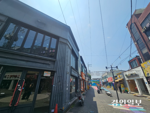 오산시 원동에 위치한 오산 문화의 거리에 빈 점포들이 눈에 띈다. 2025.6.3 오산/공지영기자 jyg@kyeongin.com