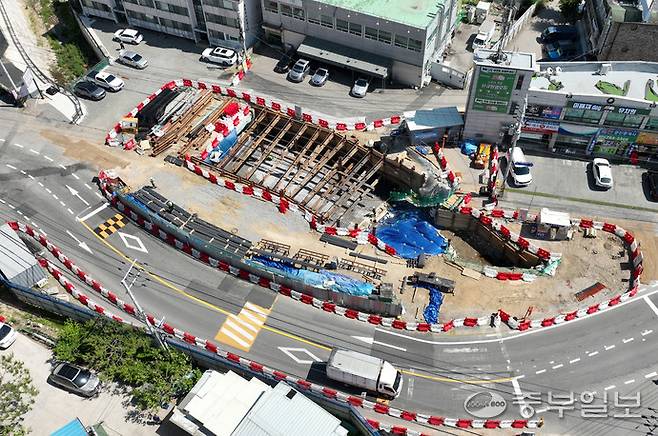 장마를 앞두고 일부 지역이 입은 수해가 제대로 복구되지 않아 인근 주민들의 불안한 목소리가 높아지고 있다. 사진은 4일 오후 광주시 목현동에 위치한 수해 복구 현장의 모습. 해당 현장은 2022년도에 폭우로 인해 지반이 무너졌지만 현재까지 복구가 진행중이다. 김경민기자