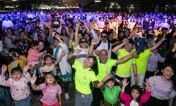 제2회 1883 인천 맥강파티'를 찾은 내·외국인이 즐거운 시간을 보내고 있다.