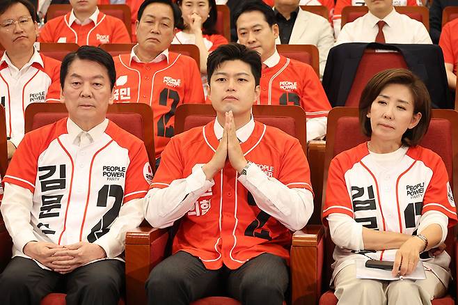 국민의힘 김용태 비상대책위원장, 안철수·나경원 의원 등이 3일 서울 여의도 국회도서관에 마련된 국민의힘 개표 상황실에서 심각한 표정으로 방송사 출구조사 결과를 지켜보고 있다./연합뉴스