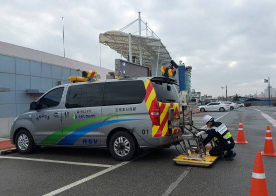 지반탐사를 위해 차량형 지표투과레이더 장비를 준비중인 모습.