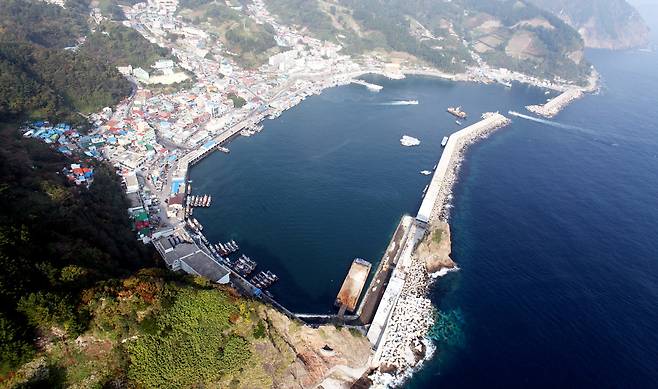 울릉도 저동항 다기능복합항 건설./자료사진