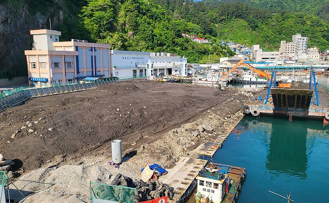 울릉수협 냉동공장앞 항내를 메우고 있는 모습./김두한 기자
