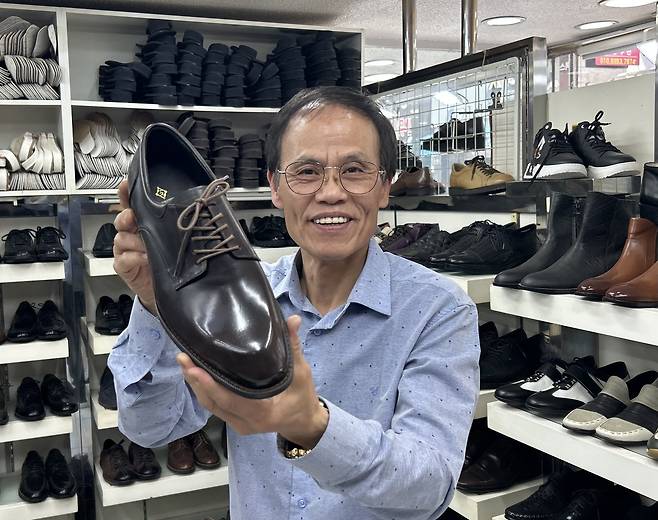 최병렬 대구시수제화협회장이 자신이 만든 수제화를 들어보이고 있다./황인무 기자