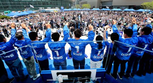 더불어민주당 이재명 대선후보가 지난 1일 대구 동대구역광장 집중유세에서 지역의원들과 함께 유권자들의 지지를 호소하고 있다. 경북일보 DB