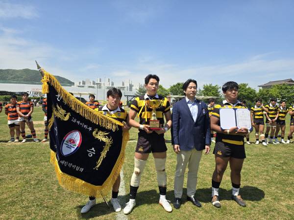 대구 상원고 선수, 감독 등이 우승기를 흔들며 한 자리에 모였다.