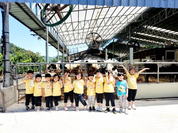 경산 와촌초등학교병설유치원 원아들이 밀크하우스에서 특별하고 즐거운 낙농체험활동을 가졌다. 경산교육지원청.