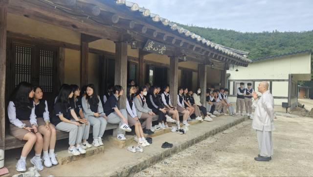 사천 용남고등학교 학생들이 다솔사에서 스님으로부터 항일운동 역사에 대한 이야기를 듣고 있다./사천 용남고/