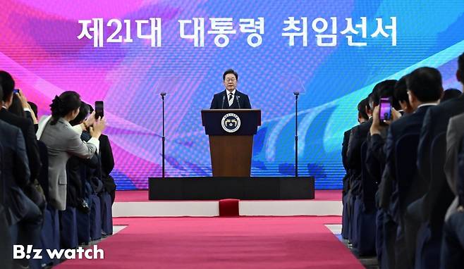 이재명 대통령이 4일 서울 여의도 국회 로텐더홀에서 열린 제21대 대통령 취임 선서 행사에서 국민께 드리는 말씀을 발표하고 있다./사진=이명근 기자 qwe123@