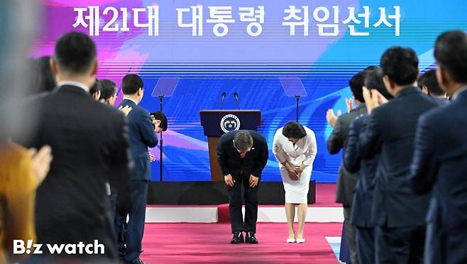 이재명 대통령이 4일 서울 여의도 국회 로텐더홀에서 열린 제21대 대통령 취임 선서 행사에서 김혜경 여사와 참석자들을 향해 인사하고 있다./사진=이명근 기자 qwe123@