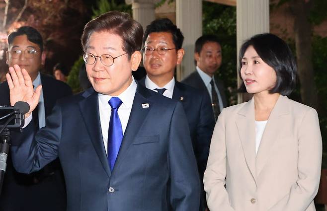 제21대 대통령 선거에서 당선이 확실시되는 더불어민주당 이재명 후보가 4일 인천 계양구 자택을 나선 뒤 주민과 지지자들을 향해 인사하며 이동하고 있다. (사진=연합뉴스)