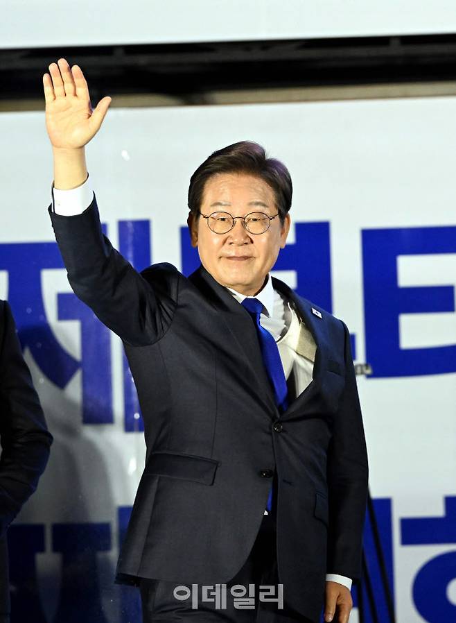 제21대 대통령 당선이 확실시되는 이재명 더불어민주당 대선 후보가 4일 서울 여의도 국회 앞에 마련된 국민개표방송시청 현장에서  지지자들에게 감사 인사를 하고있다. (사진=노진환 기자)