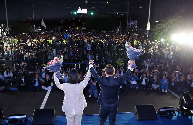 당선이 확실시된 이재명 더불어민주당 대통령 후보가 4일 서울 여의도 국회 앞에 마련된 민주당 국민개표방송시청 현장을 찾아 지지자들에게 인사하고 있다. (사진=뉴스1)