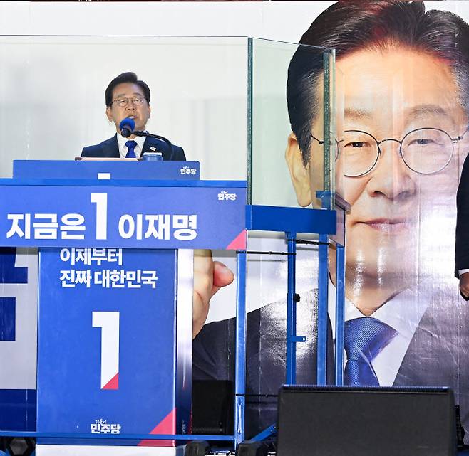 이재명 대통령 당선인이 4일 오전 회 앞에서 열린 국민 개표방송 행사에서 대통령 당선 수락연설을 하고 있다. (사진=뉴시스)