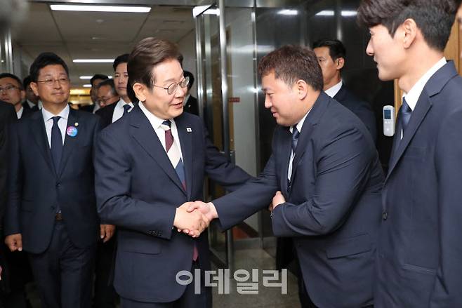 [국회사진기자단] 이재명 대통령이 4일 오전 서울 여의도 국회에서 열린 제21대 대통령 취임식을 마친 뒤, 국회방호과 직원들과 인사를 나누고 있다.