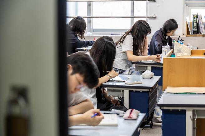 2026학년도 대학수학능력시험 6월 모의평가 시행일인 4일 서울 금천구 금천고등학교에서 3학년 학생들이 시험 준비를 하고 있다. (사진-연합뉴스)