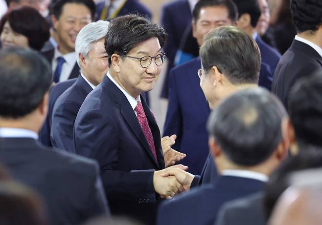 이재명 대통령이 4일 서울 여의도 국회에서 열린 제21대 대통령 취임선서식에 권성동 국민의힘 원내대표와 인사를 나누고 있다 (사진=국회사진기자단)