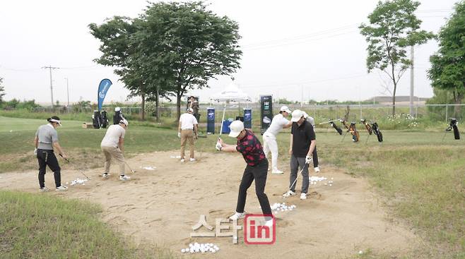 지난 5월 31일 열린 클리브랜드 스핀스쿨에 참가한 골퍼들이 프로골퍼의 지도를 받으며 연습하고 있다. (사진=던롭스포츠코리아)