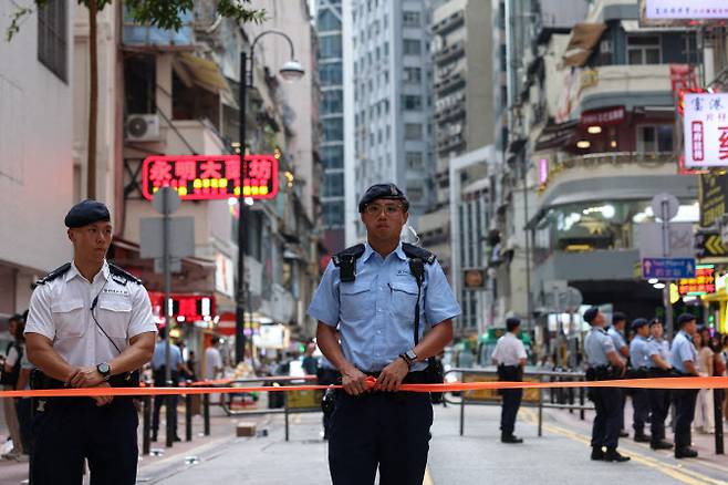 3일(현지시간) 1989년 중국 베이징 톈안먼 사태 36주년을 앞두고 홍콩에서 경찰관들이 빅토리아 공원 근처에서 멈춰 서서 수색을 하고 있다.(사진=-로이터)